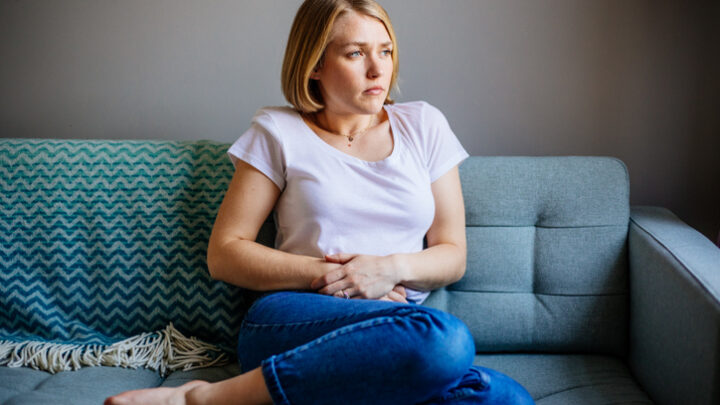 kobieta trzymająca się za brzuch