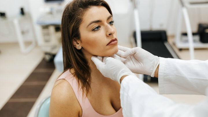 lekarz badający kobietę